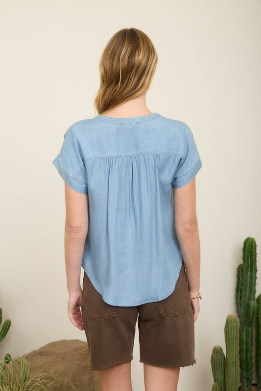 CHAMBRAY HENLEY SHORT SLEEVE TOP