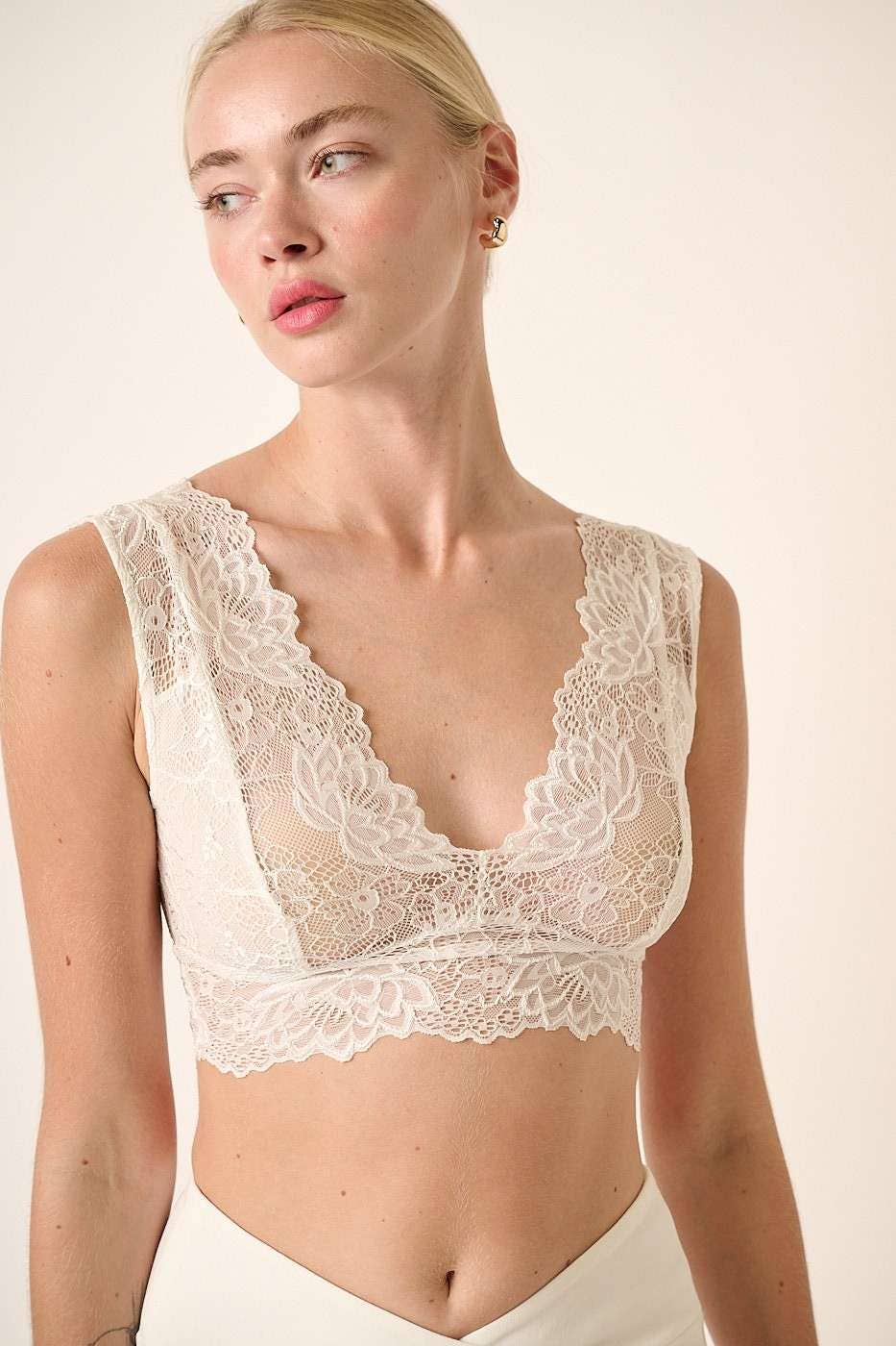 SCALLOPED LACE BRALETTE