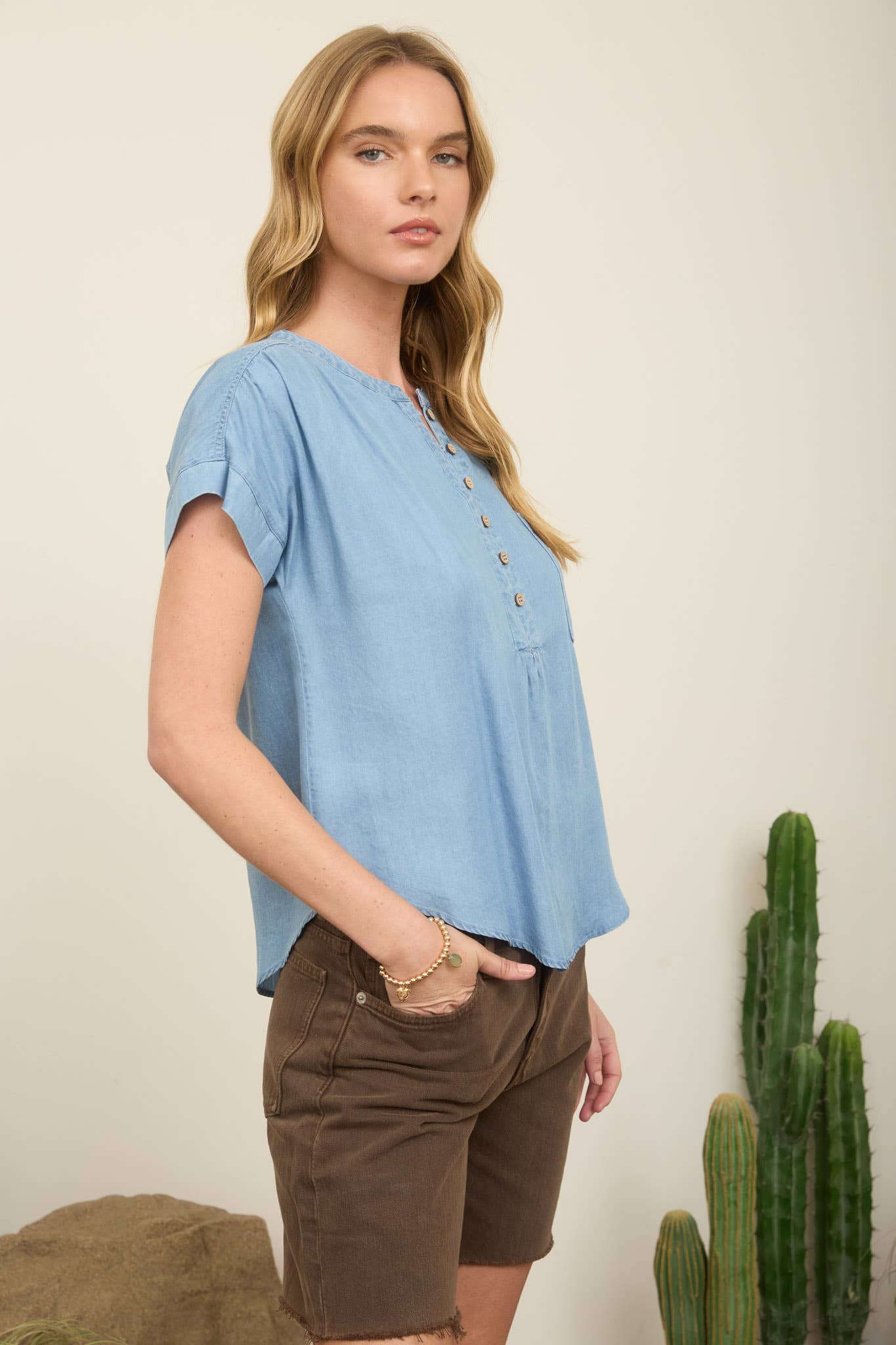 CHAMBRAY HENLEY SHORT SLEEVE TOP