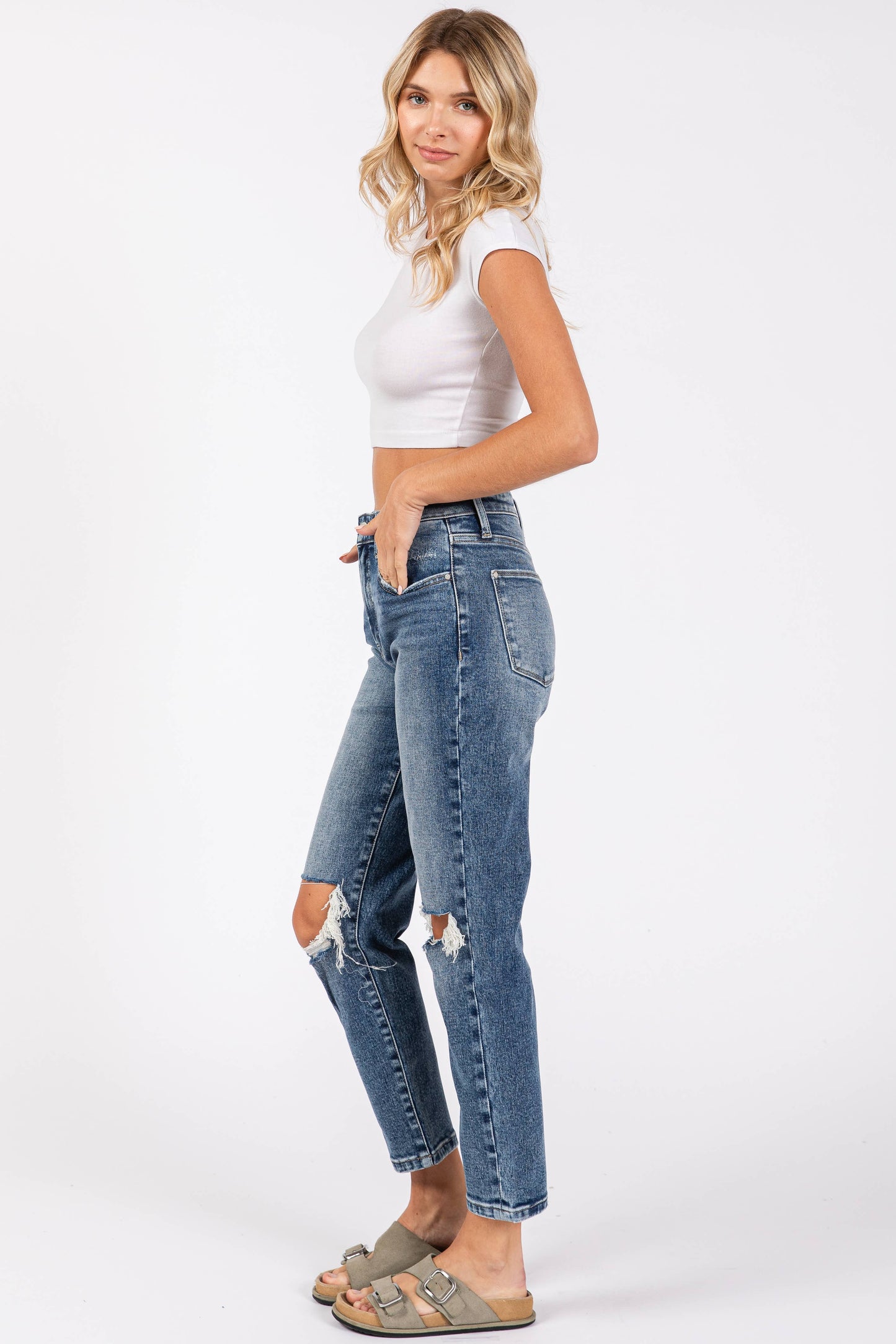 MD KNEE DESTROYED SUPER HIGH RISE STRETCH MOM JEANS