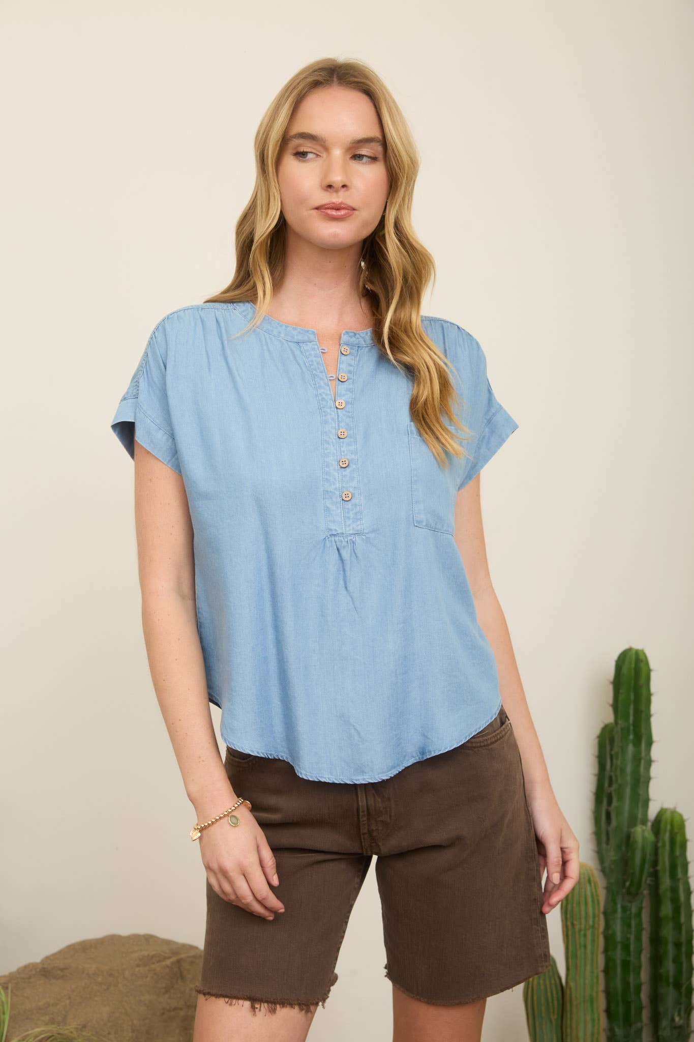 CHAMBRAY HENLEY SHORT SLEEVE TOP